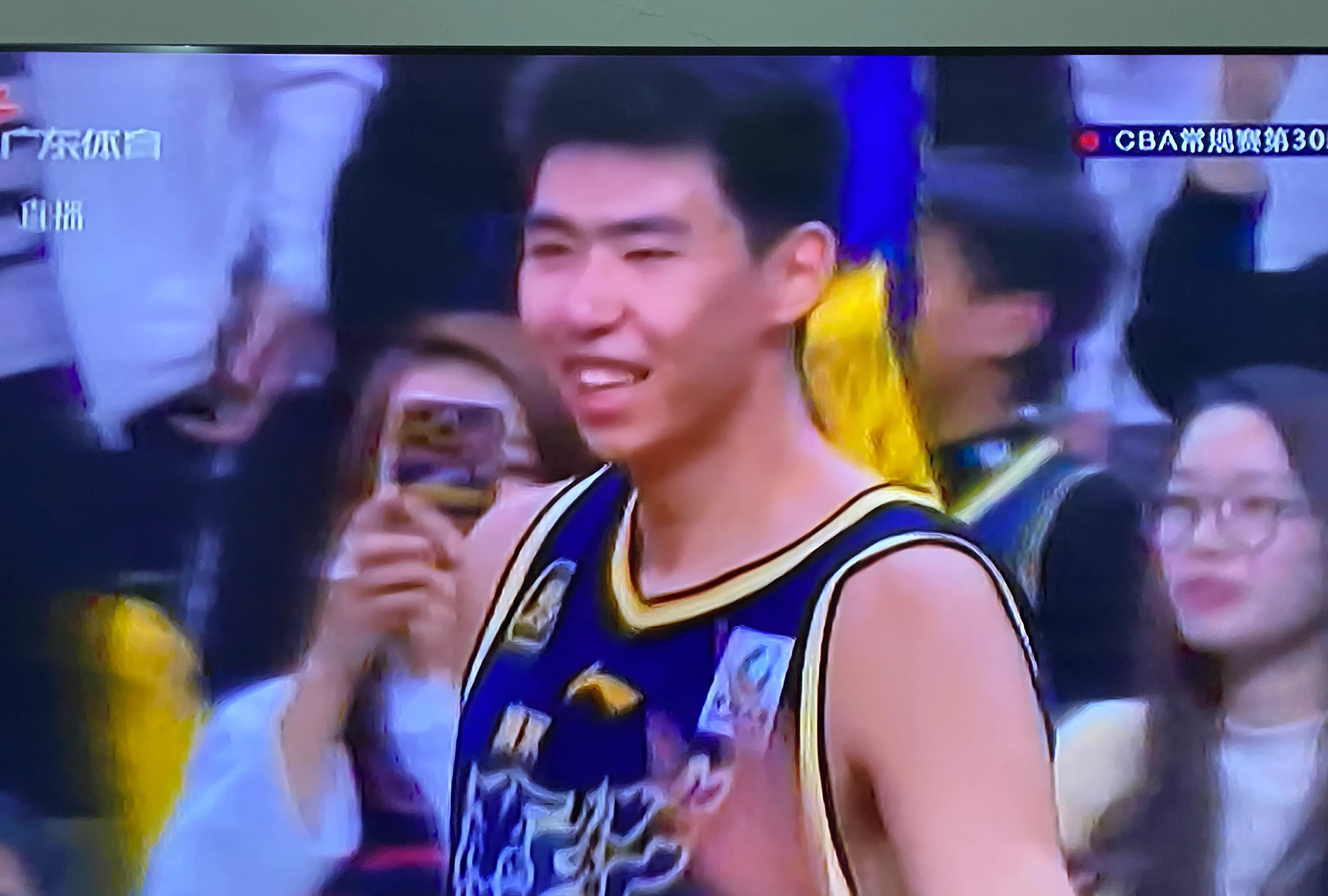 包含广东队继续保持无敌战绩，取得胜利的词条