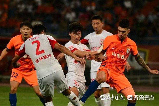 关于大连阿尔滨主场击败山东鲁能，夺得宝贵胜利的信息